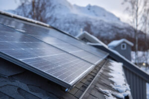 En närbild av en solpanel installerad på ett tak, som betonar tekniken och hållbarheten i grön teknik investeringar.