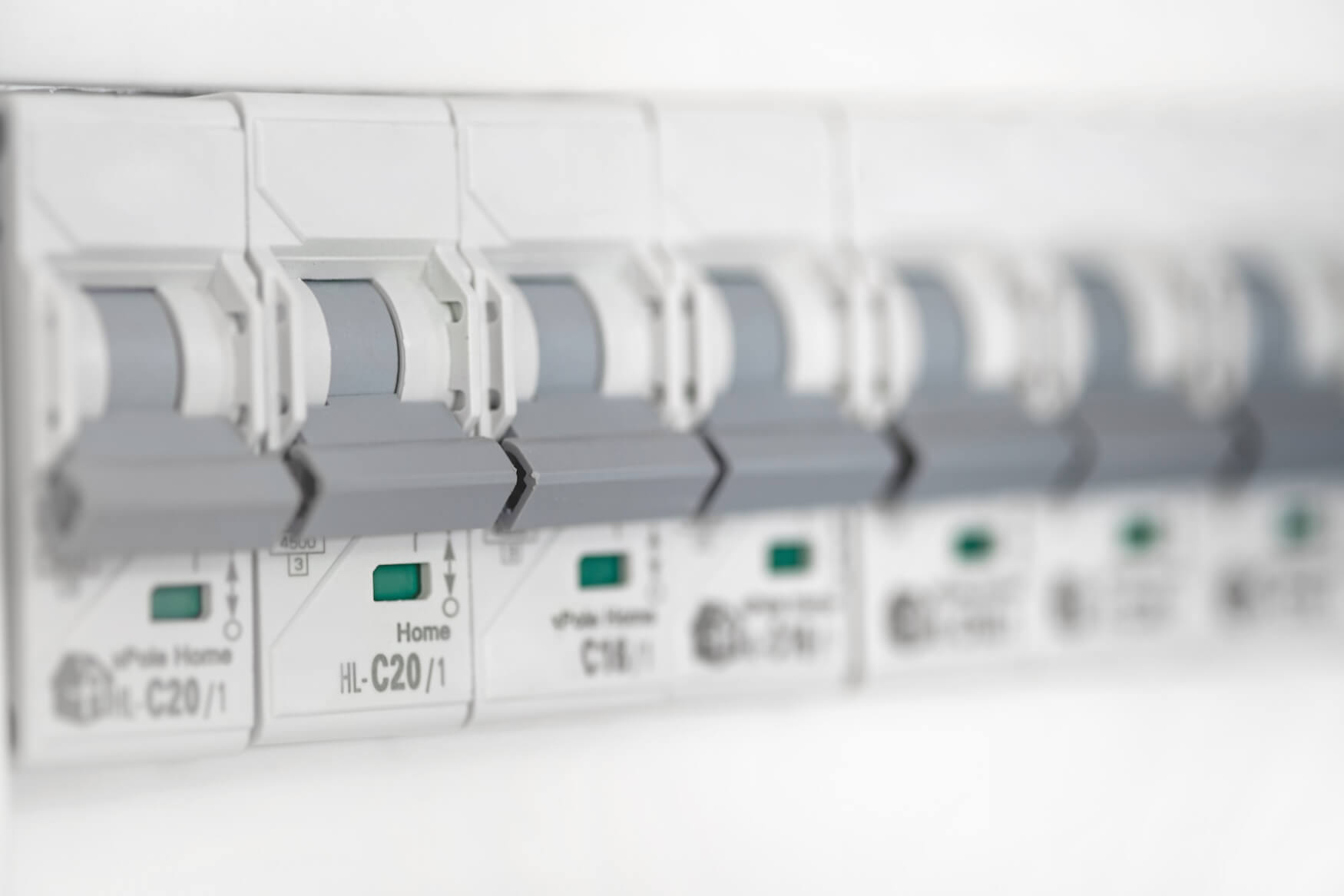 En modern elcentral med automatsäkringar installerad i ett svenskt hem. Fokus på tydliga markeringar och återställningsfunktionen för automatsäkringar.